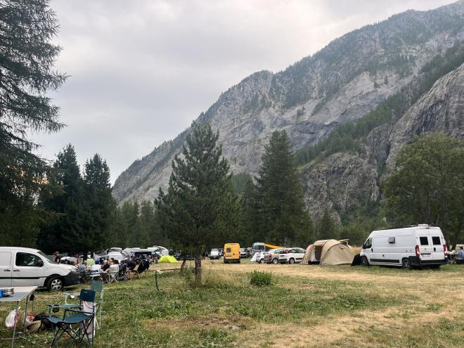 Vans and tents at Camping d&rsquo;Ailefroide beneath the mountains