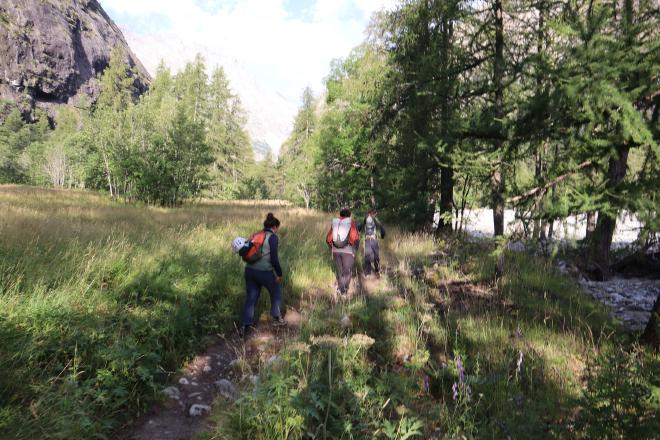Approach trail through the valley towards the Sélé refuge